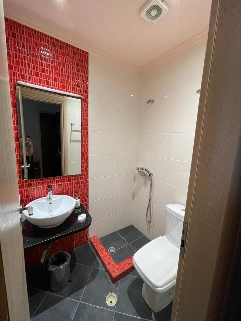 Hotel Shehu Gjirokastër Стая снимка